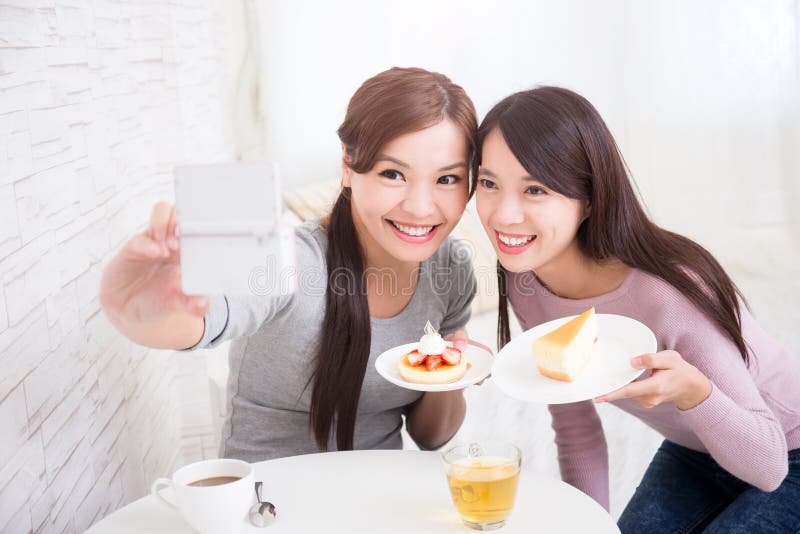 Gelukkige Jonge Vrouwelijke Vrienden stock fotografie Gelukkige Jonge Vrouwelijke Vrienden stock fotografie
