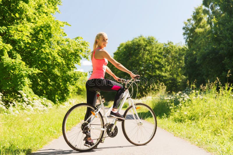 Gelukkige Jonge Vrouwen Berijdende Fiets In Openlucht Stock Foto ...