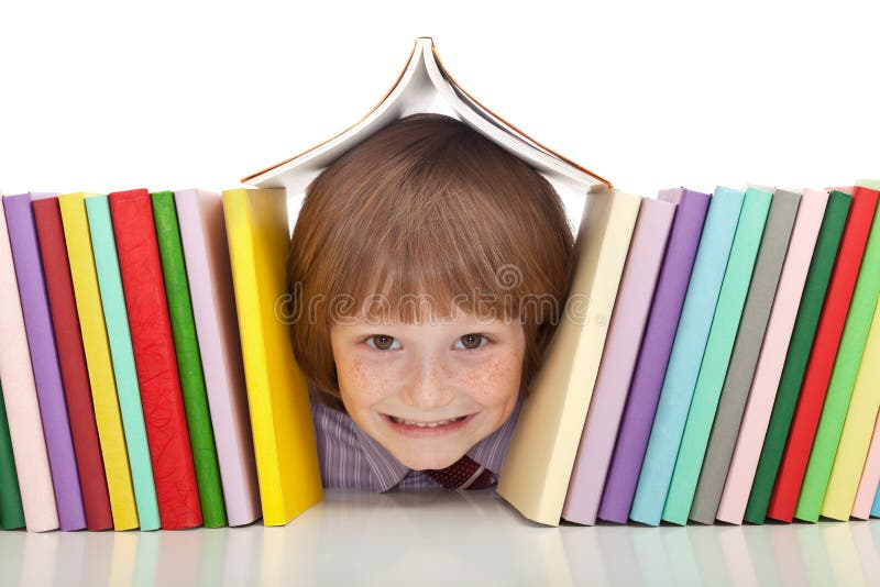 Gelukkige jongen met kleurrijke boeken stock fotografie Gelukkige jongen met kleurrijke boeken stock fotografie