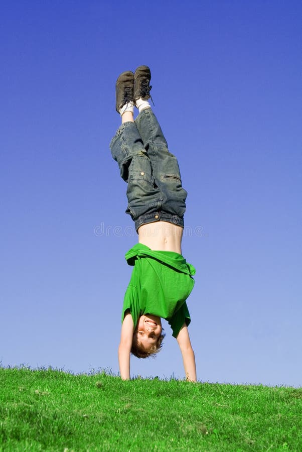Gelukkige kind speelhandstand stock foto's Gelukkige kind speelhandstand stock foto's