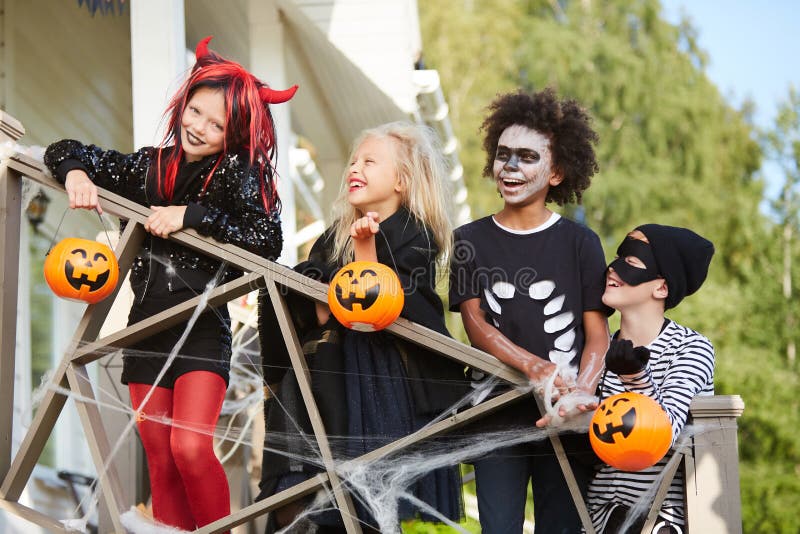 Gelukkige kinderen blij met Halloween stock fotografie Gelukkige kinderen blij met Halloween stock fotografie