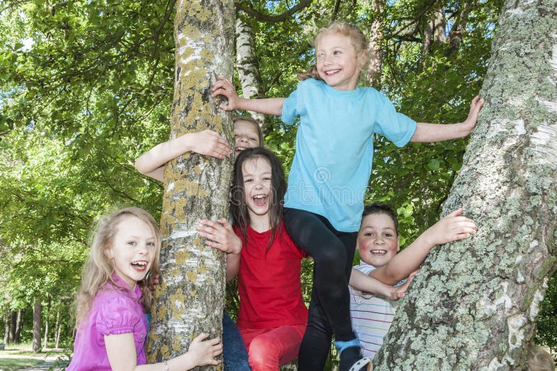 Gelukkige kinderen die in het park spelen stock afbeelding Gelukkige kinderen die in het park spelen stock afbeelding