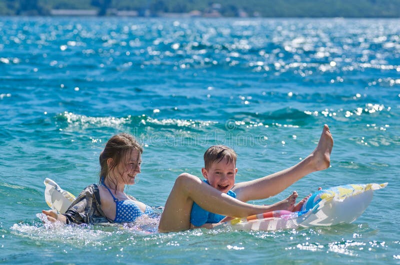 Gelukkige Kinderen die met op zee Matras spelen royalty-vrije stock foto's Gelukkige Kinderen die met op zee Matras spelen royalty-vrije stock foto's