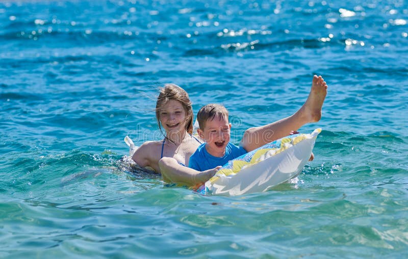 Gelukkige Kinderen die met op zee Matras spelen stock afbeeldingen Gelukkige Kinderen die met op zee Matras spelen stock afbeeldingen