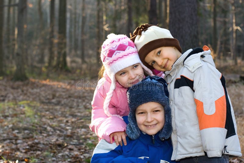 Gelukkige Kinderen in een Bos stock foto Gelukkige Kinderen in een Bos stock foto
