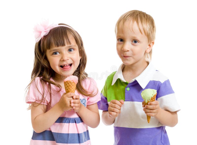 Gelukkige kinderen met roomijs in studio stock afbeeldingen Gelukkige kinderen met roomijs in studio stock afbeeldingen
