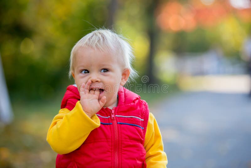 Gelukkige kleine kinderen, babyjongen en zijn broer, het lachen en pl stock afbeeldingen Gelukkige kleine kinderen, babyjongen en zijn broer, het lachen en pl stock afbeeldingen