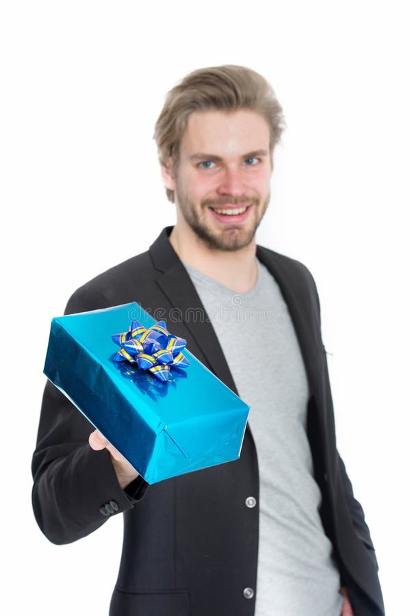 Gelukkige knappe mens met blauwe huidige doos stock afbeelding Gelukkige knappe mens met blauwe huidige doos stock afbeelding