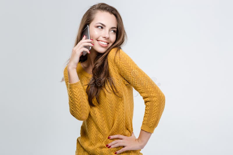 Gelukkige leuke vrouw die op de telefoon spreken stock afbeeldingen Gelukkige leuke vrouw die op de telefoon spreken stock afbeeldingen