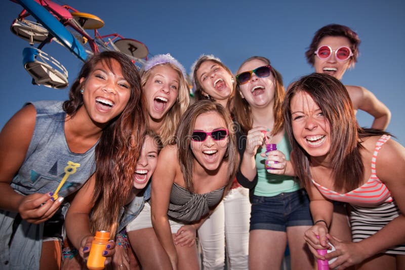 Vrolijke meisjes op het carnaval met bellen stock afbeeldingen