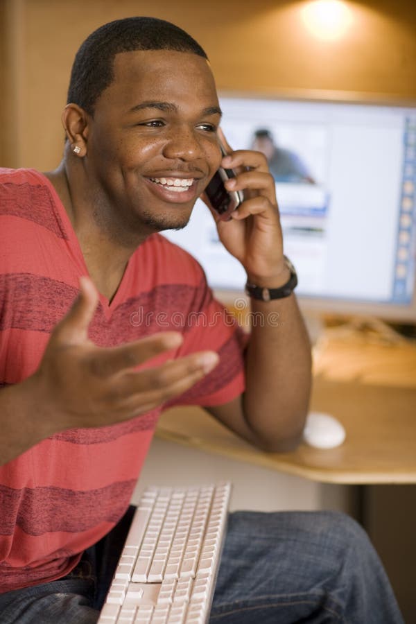 Gelukkige mens die op celtelefoon spreekt stock afbeeldingen Gelukkige mens die op celtelefoon spreekt stock afbeeldingen