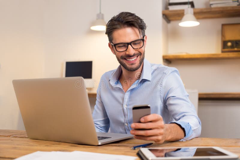 Gelukkige mens die smartphone gebruiken stock foto's Gelukkige mens die smartphone gebruiken stock foto's