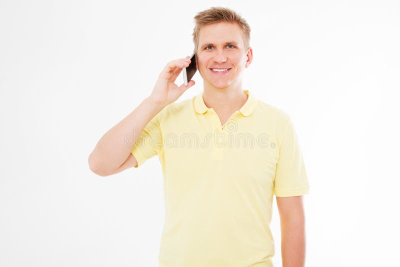 Gelukkige mens in t-shirt spreken op zijn mobiele telefoon geïsoleerd op wit royalty-vrije stock foto's Gelukkige mens in t-shirt spreken op zijn mobiele telefoon geïsoleerd op wit royalty-vrije stock foto's