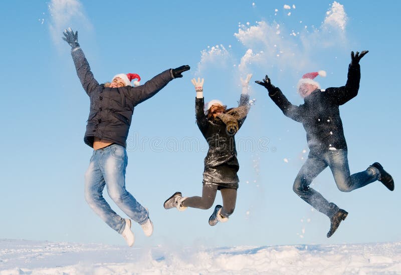 Gelukkige mensen die in de winter springen royalty-vrije stock afbeelding Gelukkige mensen die in de winter springen royalty-vrije stock afbeelding