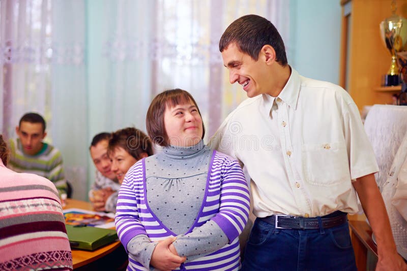 Gelukkige mensen met handicap in revalidatiecentrum royalty-vrije stock foto Gelukkige mensen met handicap in revalidatiecentrum royalty-vrije stock foto