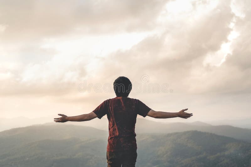 Gelukkige Mensenvrijheid in het Succesvolle concept van de zonsopgangaard stock foto Gelukkige Mensenvrijheid in het Succesvolle concept van de zonsopgangaard stock foto