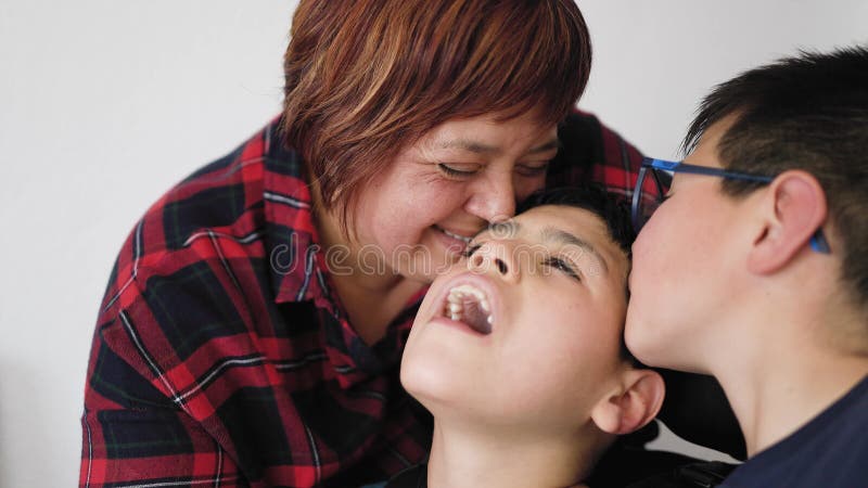 Gelukkige moeder die een aangenaam moment heeft gehad samen met zijn zoon met een handicap thuis