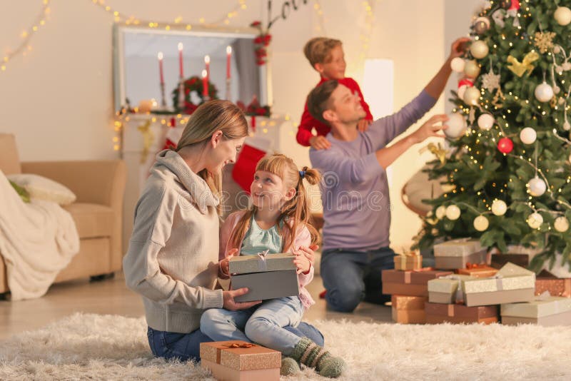 Gelukkige moeder en dochter met Kerstmisgiften thuis stock afbeeldingen Gelukkige moeder en dochter met Kerstmisgiften thuis stock afbeeldingen