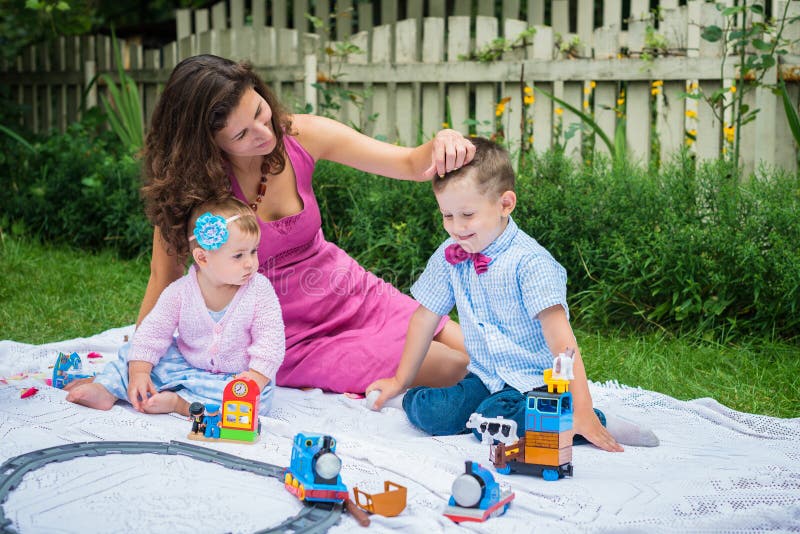Gelukkige moeder en twee kinderen royalty-vrije stock fotografie Gelukkige moeder en twee kinderen royalty-vrije stock fotografie