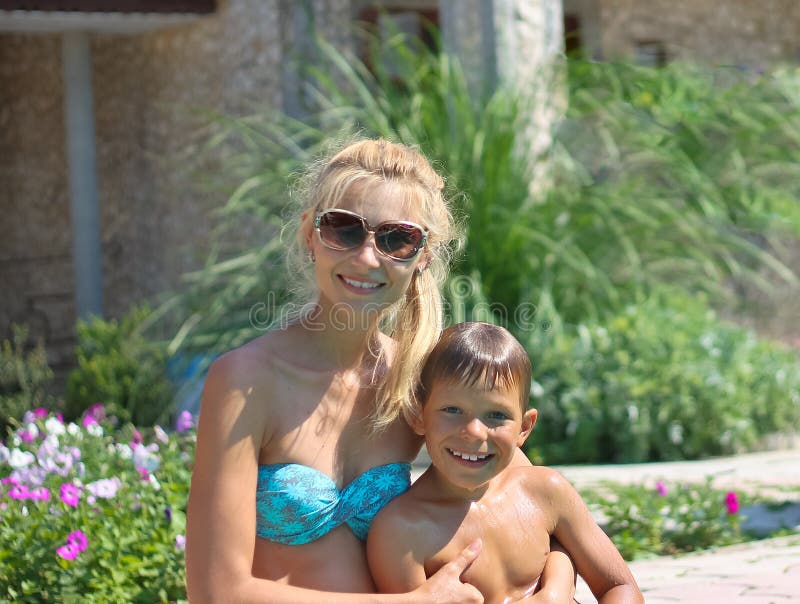 Gelukkige moeder en zoon stock afbeeldingen