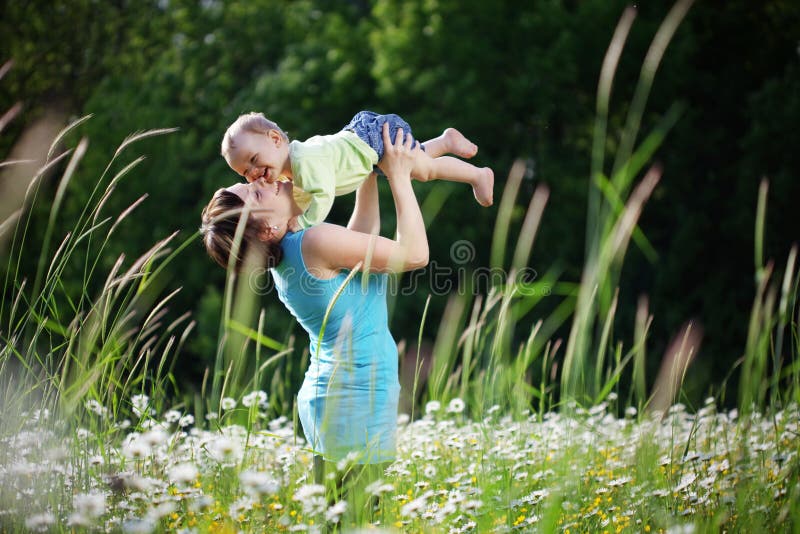 Gelukkige moeder met haar kind royalty-vrije stock foto's