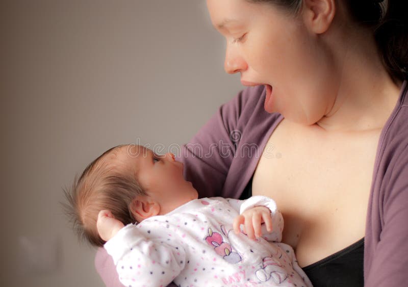 Gelukkige moeder met weinig baby royalty-vrije stock foto's