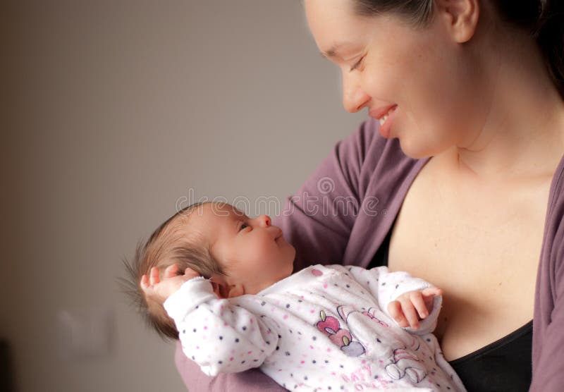 Gelukkige moeder met weinig baby stock afbeelding