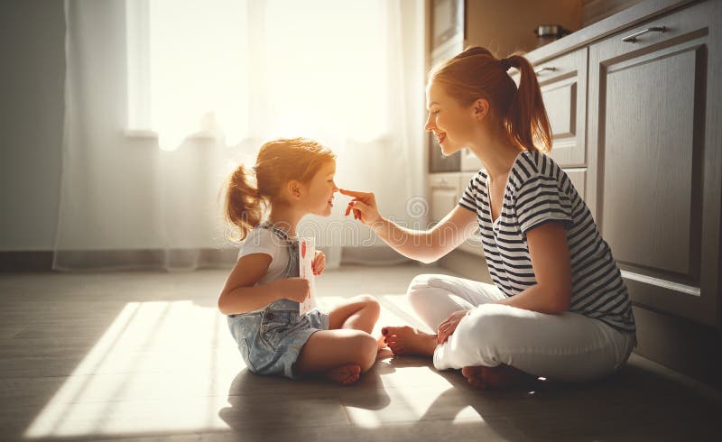 Gelukkige moeder` s dag! de kinddochter wenst haar moeder geluk en royalty-vrije stock afbeeldingen Gelukkige moeder` s dag! de kinddochter wenst haar moeder geluk en royalty-vrije stock afbeeldingen