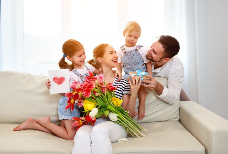 Gelukkige moeder` s dag! de vader en de kinderen wensen moeder met h geluk royalty-vrije stock afbeelding Gelukkige moeder` s dag! de vader en de kinderen wensen moeder met h geluk royalty-vrije stock afbeelding
