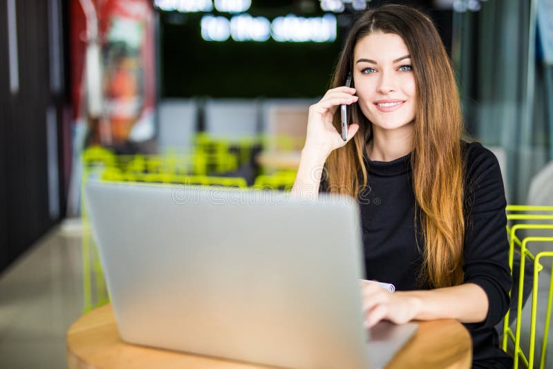 Gelukkige mooie manager die op mobiele telefoon met cliënt in modern bureau spreken royalty-vrije stock afbeelding Gelukkige mooie manager die op mobiele telefoon met cliënt in modern bureau spreken royalty-vrije stock afbeelding