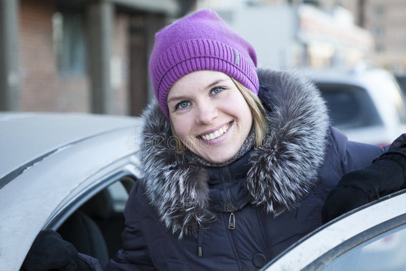 Gelukkige mooie vrouw met een open autodeur royalty-vrije stock afbeeldingen Gelukkige mooie vrouw met een open autodeur royalty-vrije stock afbeeldingen