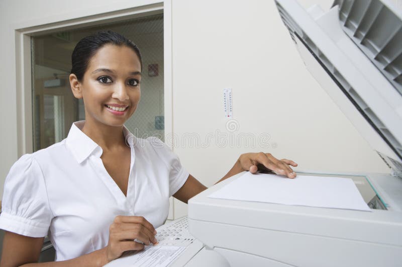 Gelukkige Onderneemster Using Fax Machine In Office royalty-vrije stock foto Gelukkige Onderneemster Using Fax Machine In Office royalty-vrije stock foto