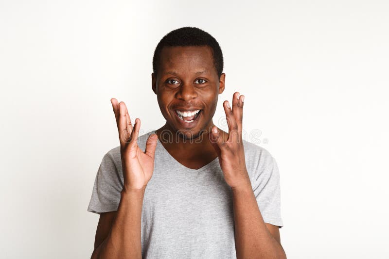 Gelukkige opgewekte zwarte mens, gelaatsuitdrukking, menselijke emoties stock foto's Gelukkige opgewekte zwarte mens, gelaatsuitdrukking, menselijke emoties stock foto's