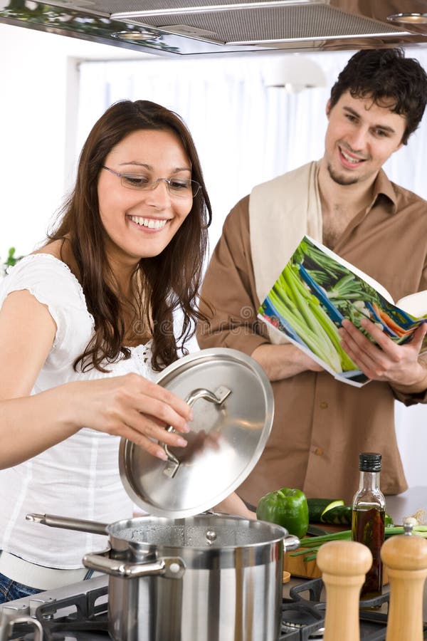 Gelukkige paarkok samen in moderne keuken stock afbeeldingen Gelukkige paarkok samen in moderne keuken stock afbeeldingen