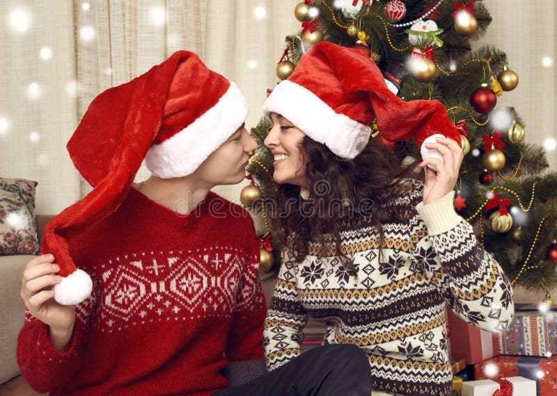 Gelukkige paarkus in Kerstmisdecoratie thuis De nieuwe jaarvooravond, ornated spar De wintervakantie en liefdeconcept
