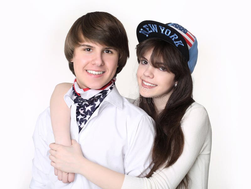 Gelukkige paartieners die pret hebben, glimlachend kerel in bandana met g stock foto's Gelukkige paartieners die pret hebben, glimlachend kerel in bandana met g stock foto's
