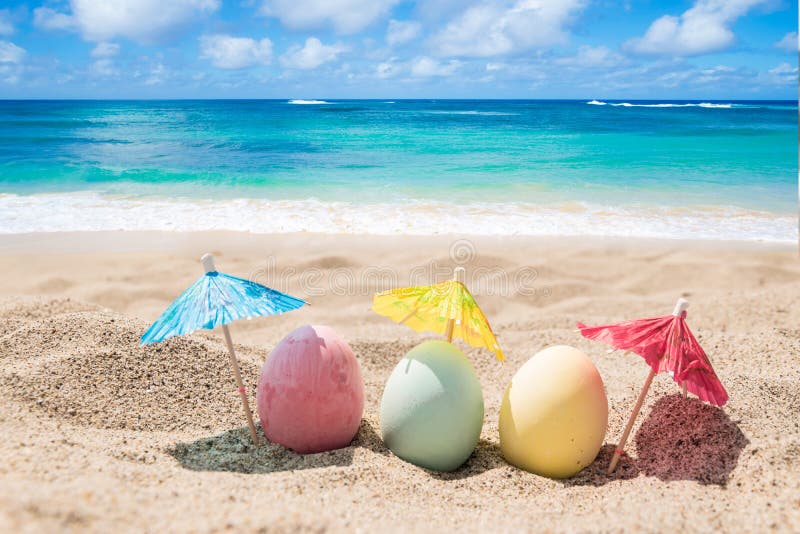 Gelukkige Pasen-achtergrond met eieren op het zandige strand