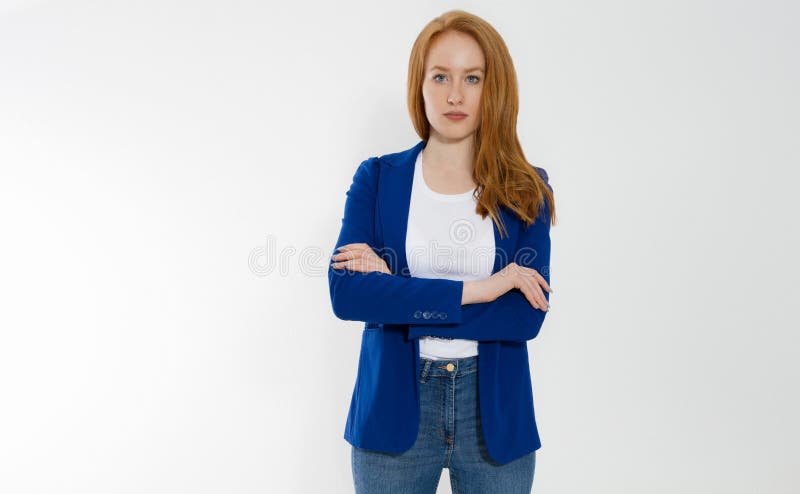 Gelukkige rode haired bedrijfsvrouw in malplaatje lege witte t-shirt en modieus jasje op grijze achtergrond Zelfcarrière stock afbeeldingen Gelukkige rode haired bedrijfsvrouw in malplaatje lege witte t-shirt en modieus jasje op grijze achtergrond Zelfcarrière stock afbeeldingen