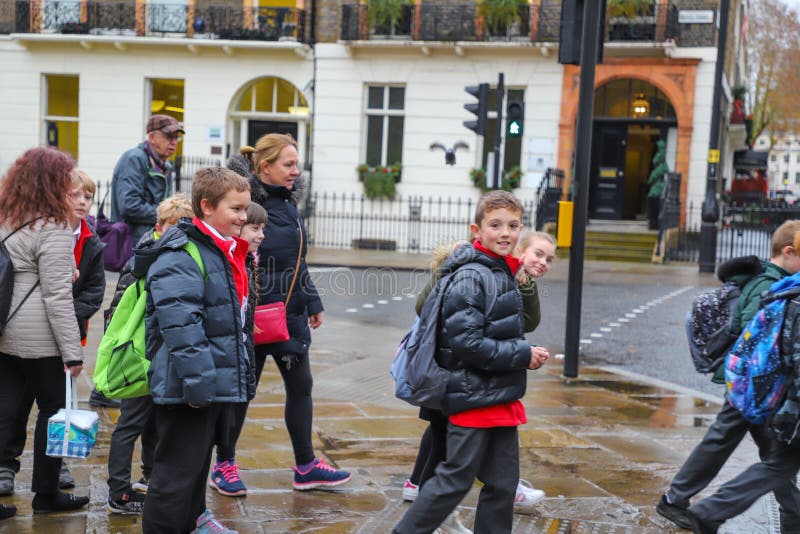 Gelukkige schooljongens en meisjes in Londen stock afbeeldingen Gelukkige schooljongens en meisjes in Londen stock afbeeldingen
