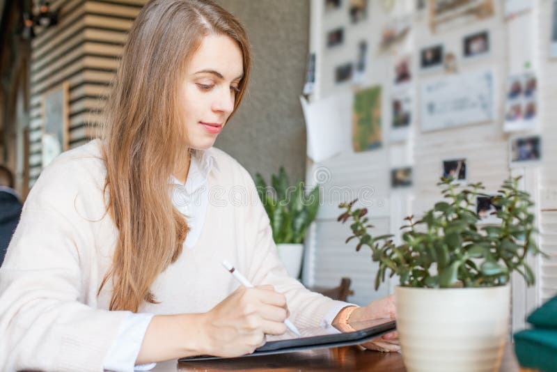 Gelukkige slimme onderneemster in vrijetijdskledingszitting met laptop gadget die in bureauplaats werken stock afbeeldingen Gelukkige slimme onderneemster in vrijetijdskledingszitting met laptop gadget die in bureauplaats werken stock afbeeldingen