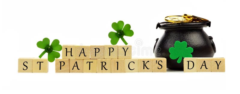 Gelukkige St Patricks Dagblokken met pot-van-Goud over wit royalty-vrije stock fotografie Gelukkige St Patricks Dagblokken met pot-van-Goud over wit royalty-vrije stock fotografie