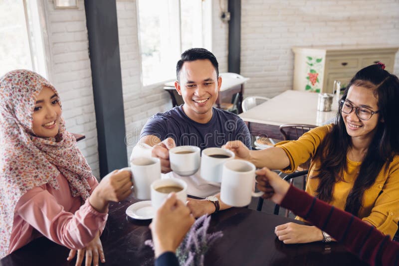Gelukkige studenten die een kop van koffie hebben stock afbeelding Gelukkige studenten die een kop van koffie hebben stock afbeelding