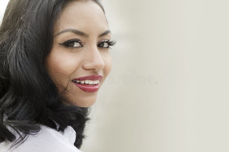 Gelukkige succesvolle glimlachende jonge vrouw royalty-vrije stock fotografie Gelukkige succesvolle glimlachende jonge vrouw royalty-vrije stock fotografie