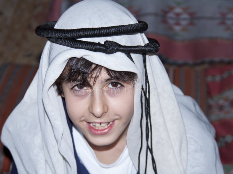 dun Nat Doornen Gelukkige Tiener Met Arabische Kleren Stock Foto - Image of gezicht,  mannetje: 51682860