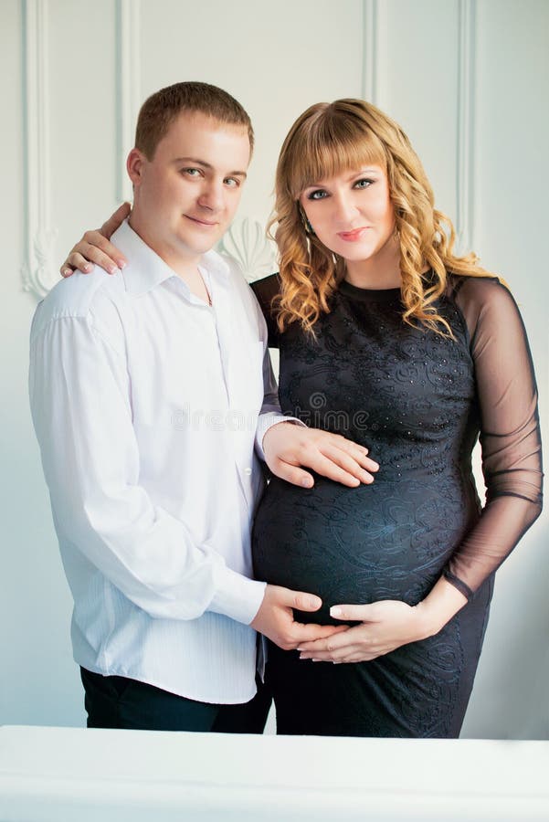Gelukkige toekomstige vader met een mooie leuke zwangere vrouw royalty-vrije stock afbeeldingen Gelukkige toekomstige vader met een mooie leuke zwangere vrouw royalty-vrije stock afbeeldingen