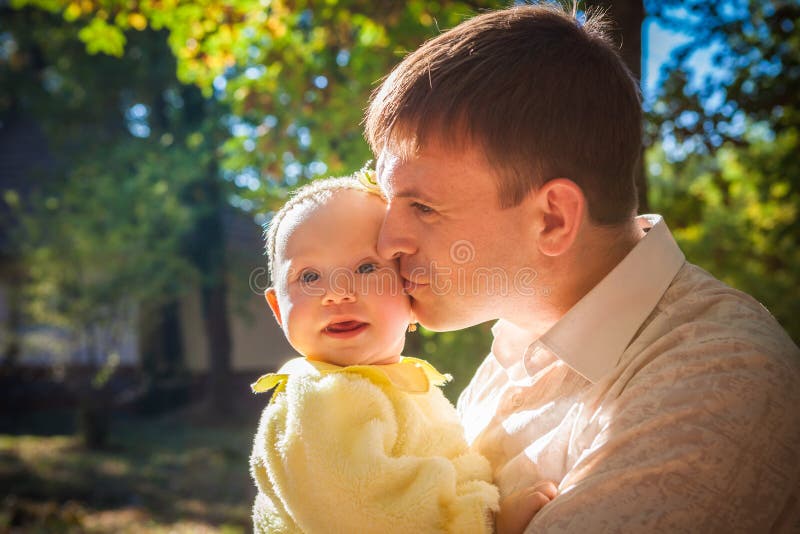 Gelukkige vader en zijn babydochter die pret hebben stock afbeeldingen Gelukkige vader en zijn babydochter die pret hebben stock afbeeldingen