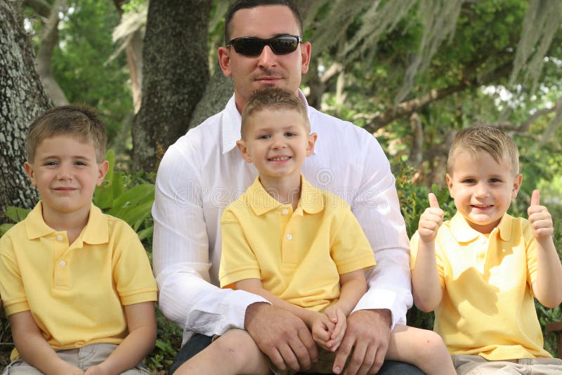 Gelukkige vader met drie zonen stock afbeelding