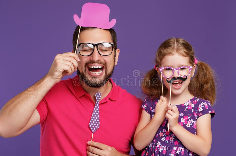 Gelukkige vader` s dag! grappige papa en dochter met snor het voor de gek houden royalty-vrije stock fotografie Gelukkige vader` s dag! grappige papa en dochter met snor het voor de gek houden royalty-vrije stock fotografie