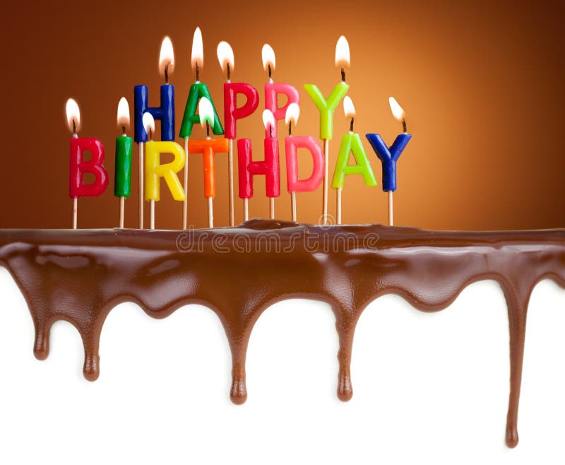 Gelukkige verjaardag aangestoken kaarsen op chocoladecake royalty-vrije stock fotografie Gelukkige verjaardag aangestoken kaarsen op chocoladecake royalty-vrije stock fotografie