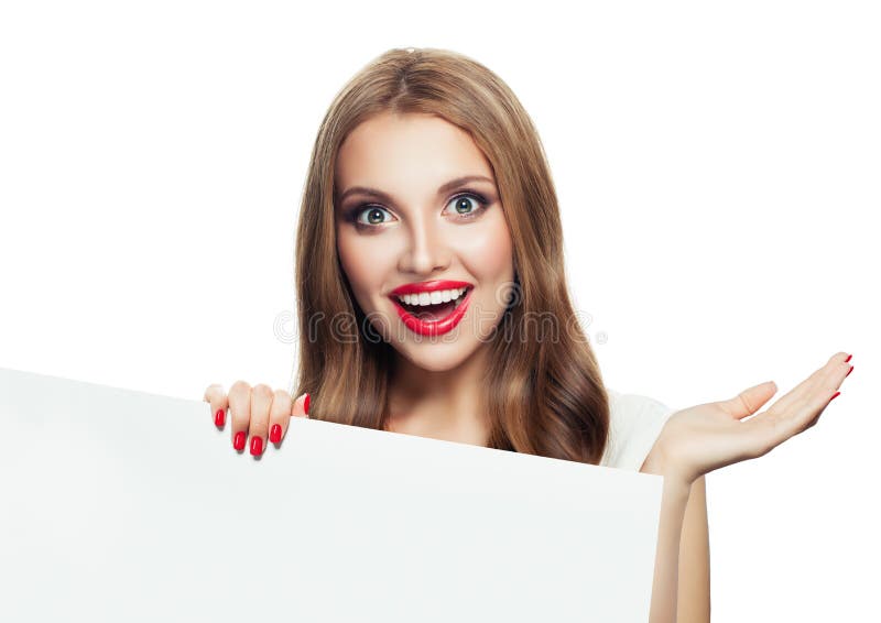 Gelukkige verraste modelvrouw die open hand tonen en wit leeg die document uithangbord houden op witte achtergrond wordt geïsolee royalty-vrije stock fotografie Gelukkige verraste modelvrouw die open hand tonen en wit leeg die document uithangbord houden op witte achtergrond wordt geïsolee royalty-vrije stock fotografie